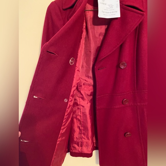 Woman’s Kenneth Cole dark red wool pea coat. Freshly dry cleaned. Size 8 - Picture 4 of 6